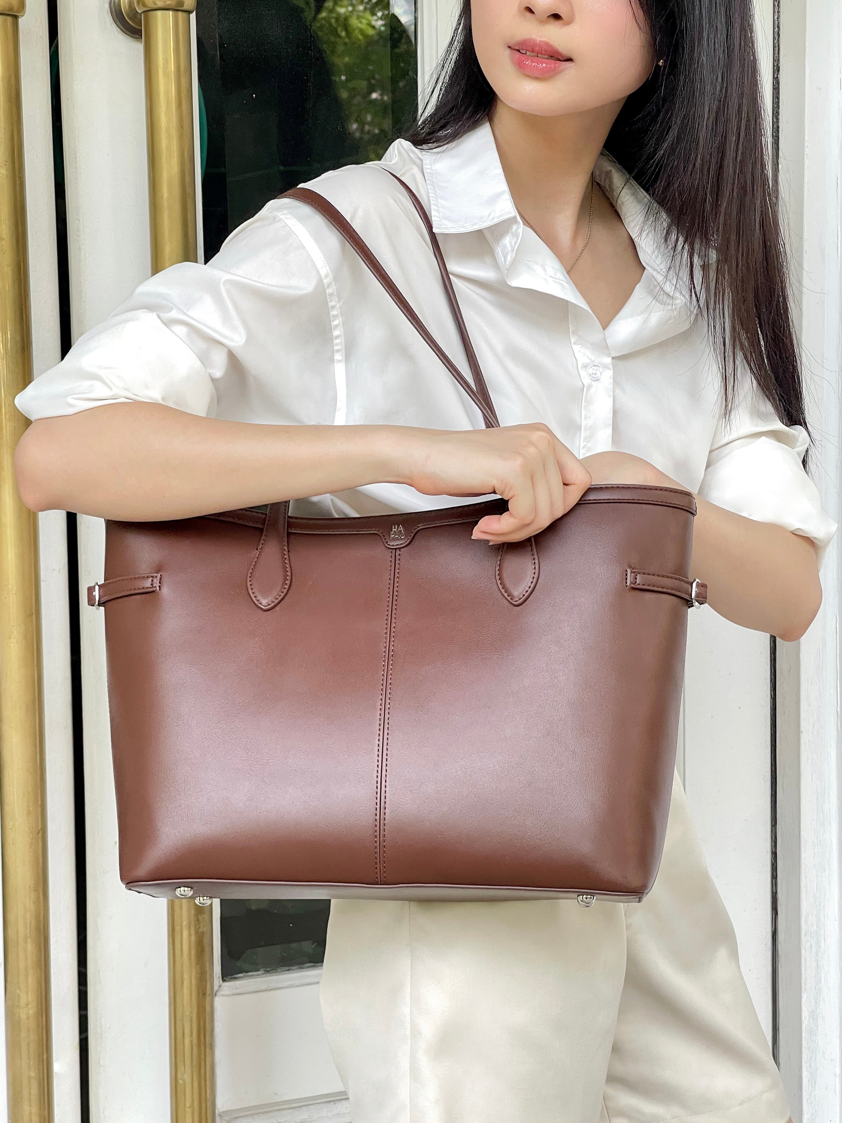 Professional-woman-carrying-Hapas-structured-tote-bag-in-the-city